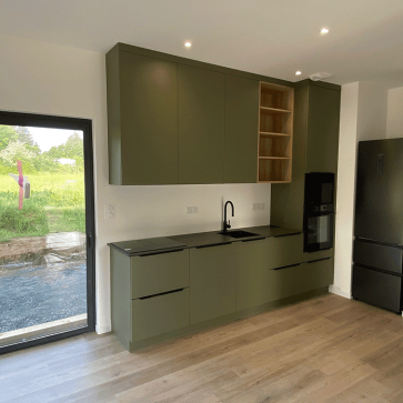 Cuisine en linéaire moderne avec vue sur la nature, design épuré et fonctionnel.