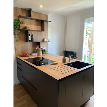 Cuisine moderne avec ilôt central en bois et noir, espace lumineux et accueillant.