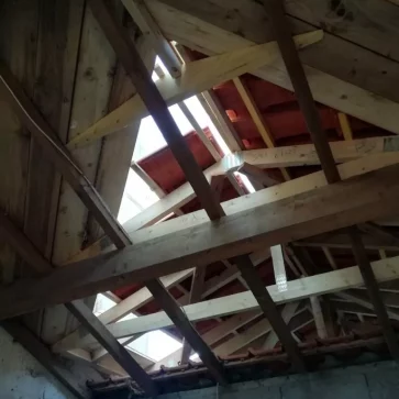 La charpente a été ajustée et renforcée. Cette modification structurale apporte solidité et durabilité de la toiture.