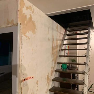 Démolition autour de l'escalier
