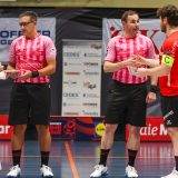 Spieler erhält Anweisungen vom Schiedsrichter bei UHC Alligator Malans Handball, indoor Sports, Mannschaftssport, Schweizer Liga, Handballspiel.