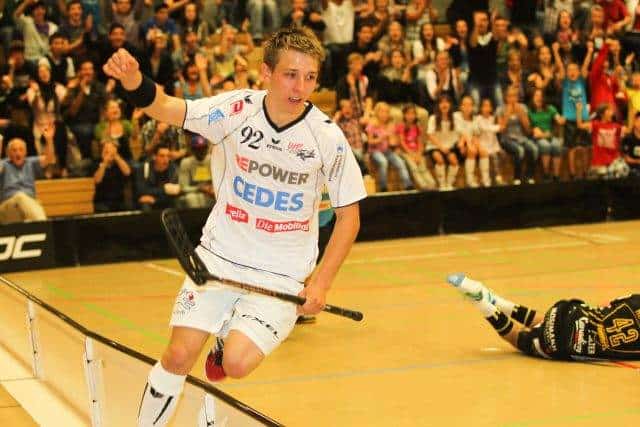 UHC Alligator Malans, Eishockeyspieler jubelt nach Spiel in der Eishockeyhalle, Siegerfeier, emotionales Eishockeyevent, Publikum applaudiert.