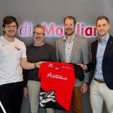 Motiv: UHC Alligator Malans präsentiert Team mit roten Trikots und Pokal.