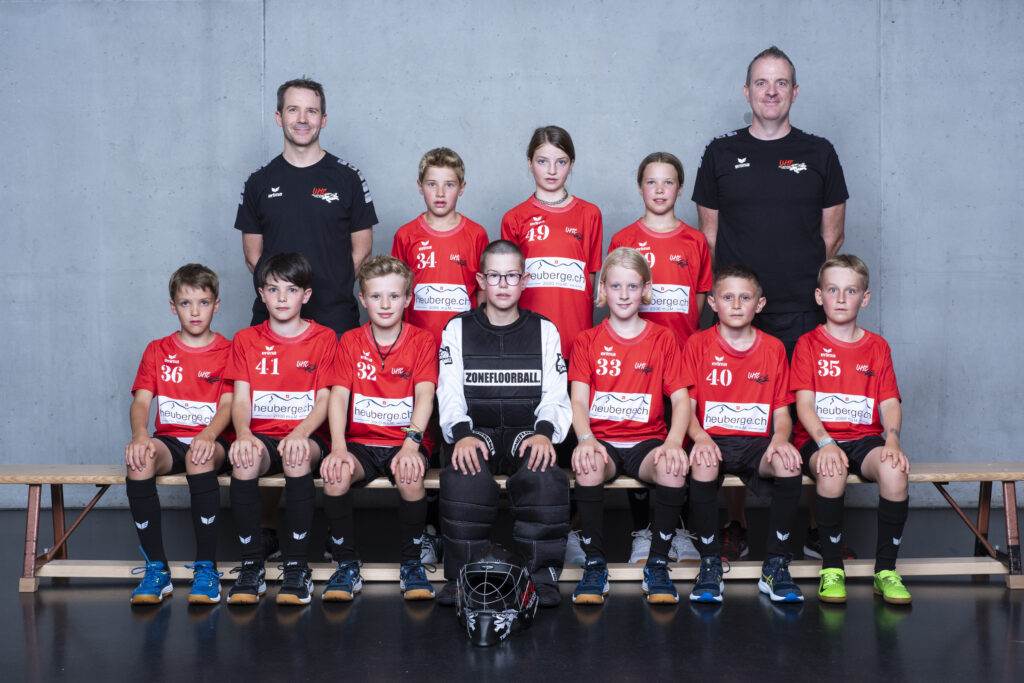 UHC Alligator Malans Jugend Handballteam in roter Mannschaftskleidung, Training und Turnier vor Ort 2023.