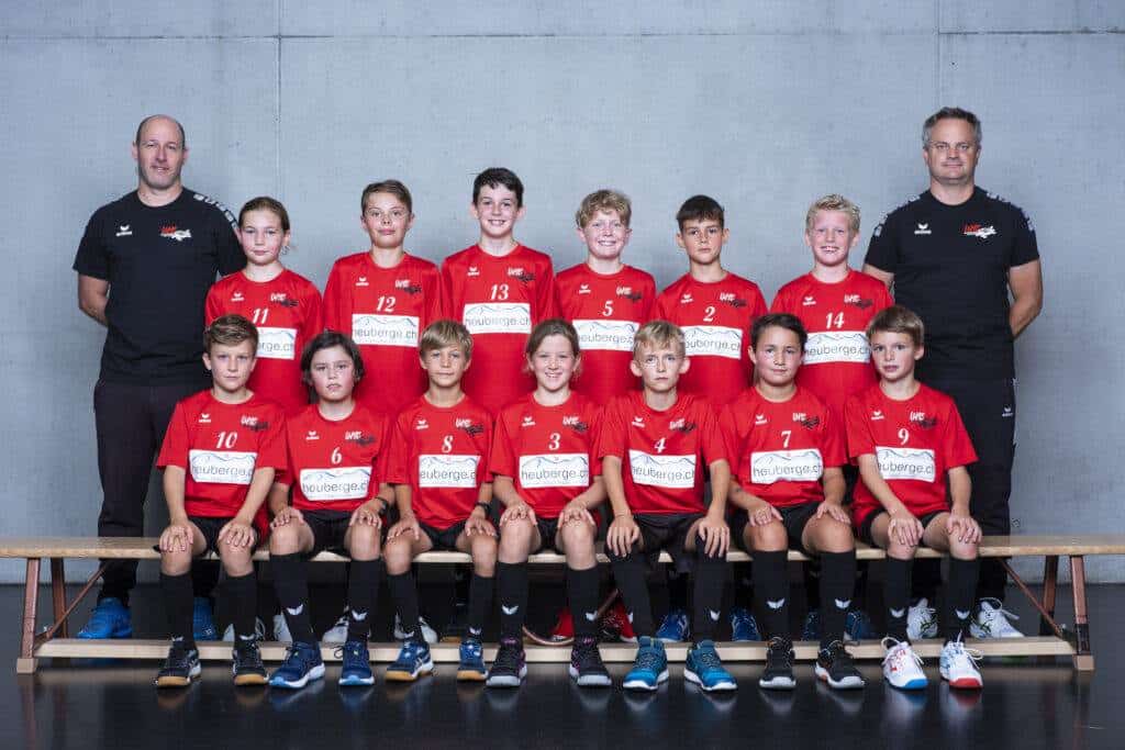 Jugend-Handballteam UHC Alligator Malans, Kinder mit Trainern, Sportteam in Sportbekleidung.