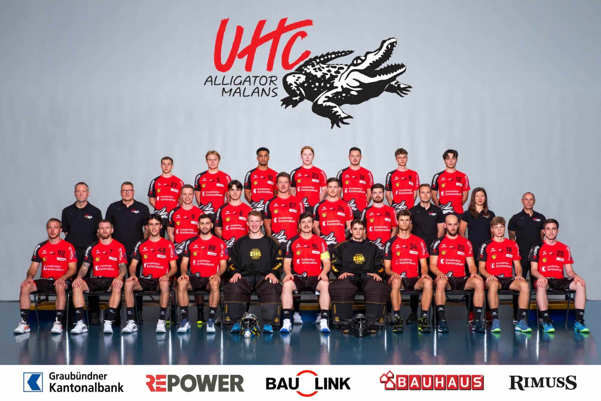 UHC Alligator Malans Handballmannschaft im Gruppenshooting, sportliches Teamfoto in roten Trikots vor dem Logo.