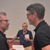 UHC Alligator Malans; freundliches Gespräch bei Veranstaltung; zwei Männer im Austausch bei einem Event; Teammeeting in Malans, Schweiz.