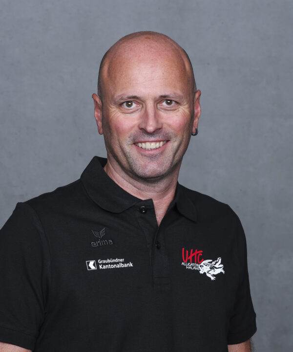 UHC Alligator Malans Trainer, professioneller Sportcoach, mit UHC Alligator Malans Logo auf Polohemd, freundliches Teamfoto, Schweizer Eishockeyverein.