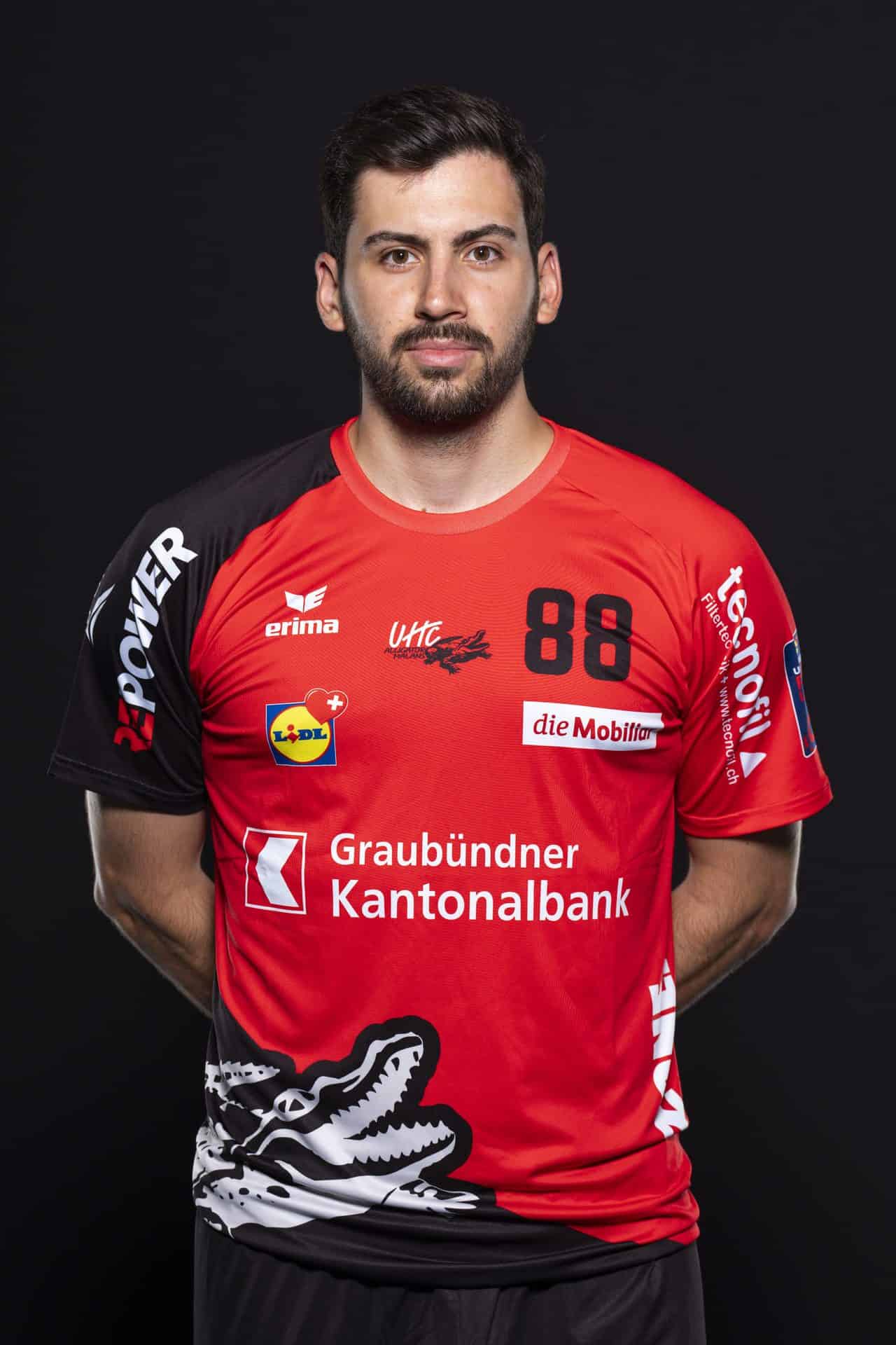 Sportlerportrait des männlichen Volleyballspielers vom UHC Alligator Malans in roten Trikot mit Sponsorenlogo und Produktdesign, schwarz Hintergrund.