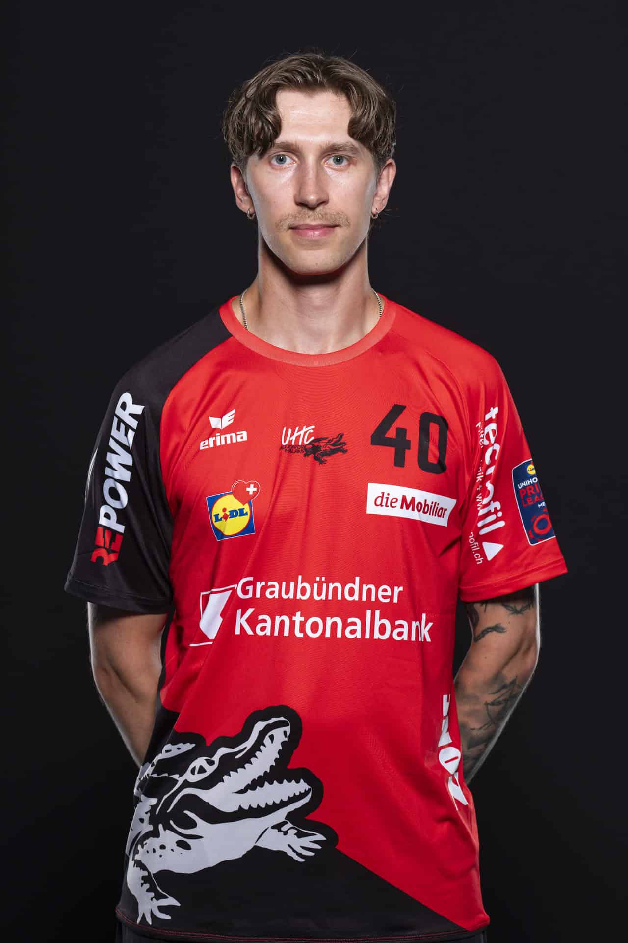 UHC Alligator Malans Volleyballspieler in Hotellook-Logo-Trikot, frontales Portrait, erstklassiges Teamfoto für Fan- und Sportmarketing.
