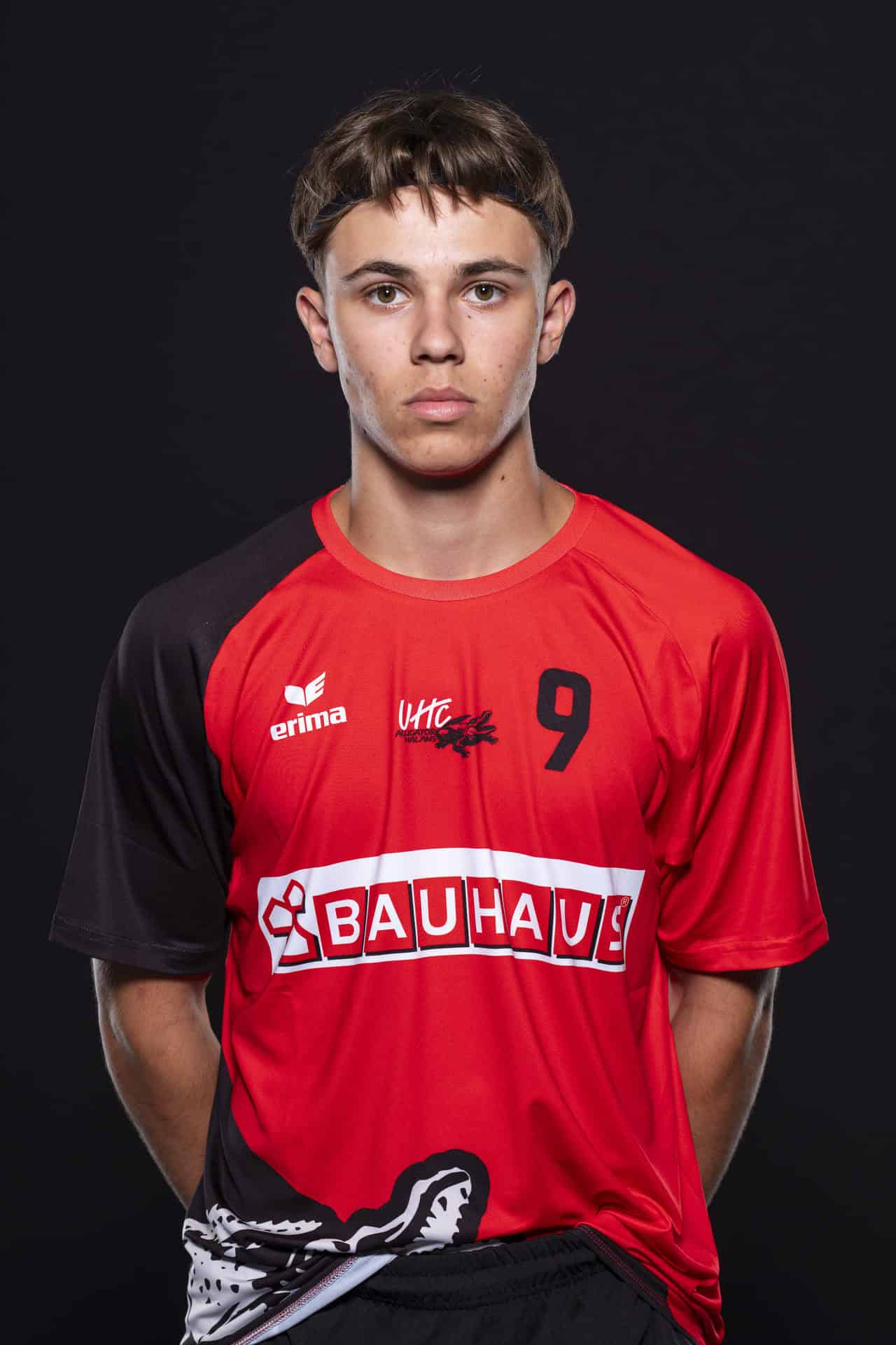 Junge männliche Volleyballspieler in UHC Alligator Malans Trikot mit Nummer 9, professionelles Volleyballteam, Wettkampf, Sportbekleidung, athletes, Indoor-Sport, Teamplayer, Schweizer Volleyball, Sportfotografie.