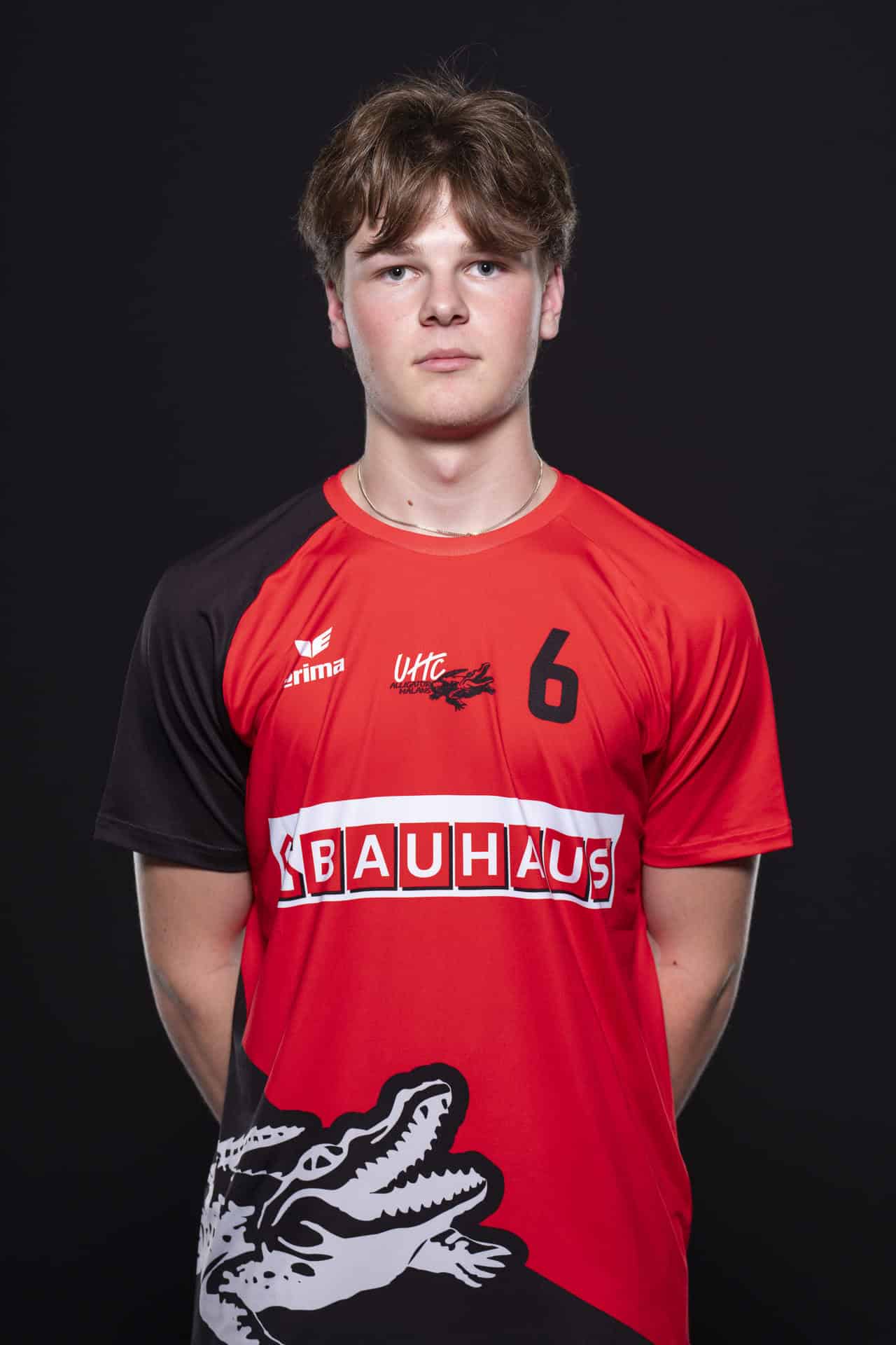 Jugendvolleyballspieler im UHC Alligator Malans Trikot, sportlich und fokussiert.