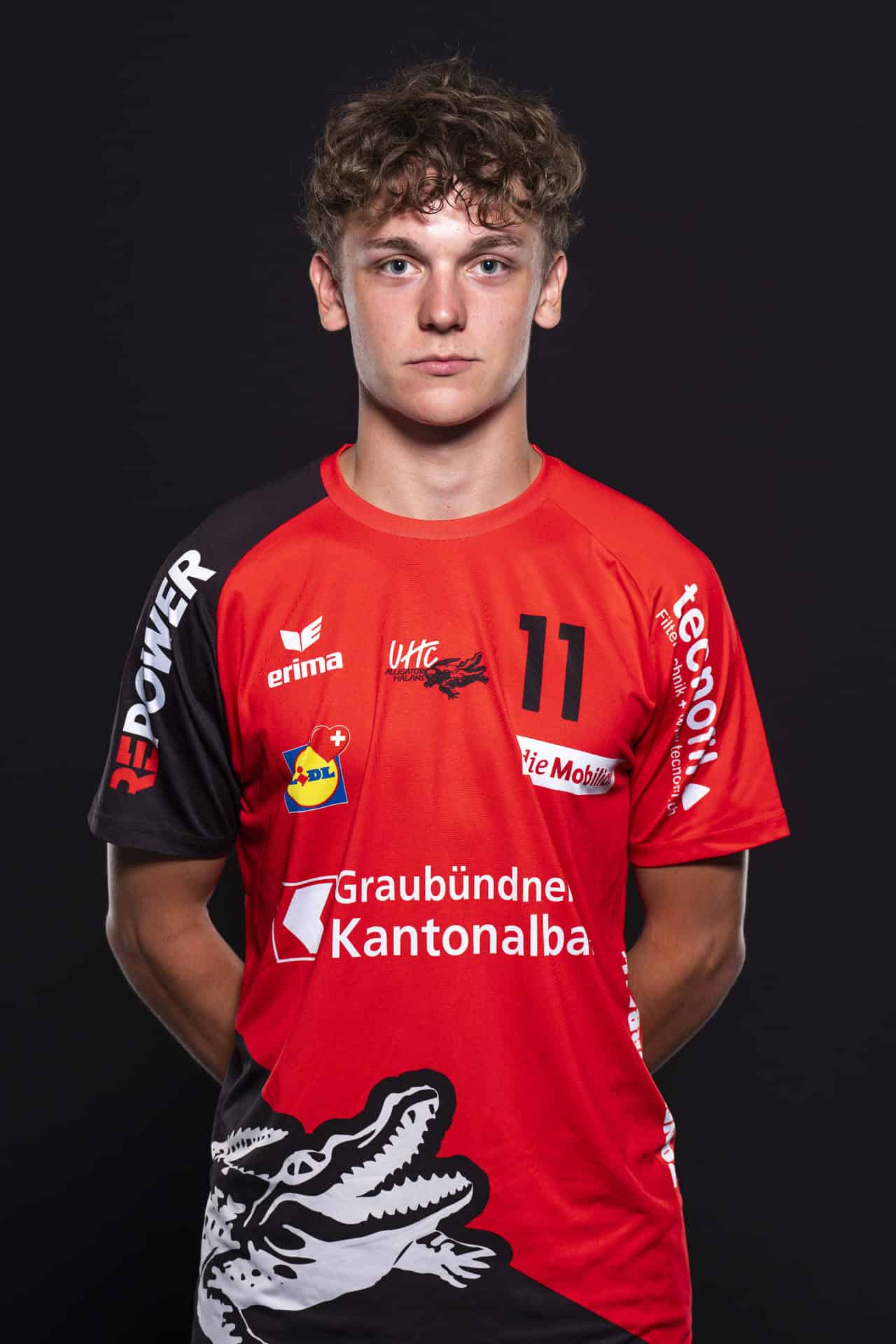 Junger männlicher Volleyballspieler in rotem UHC Alligator Malans Trikot, Portrait, Sport, Mannschaftssport, Volleyball, Jugendliche, Wettkampf, Mannschaft, Training, Sportverein, professionell, energisch, Schweizer Club.