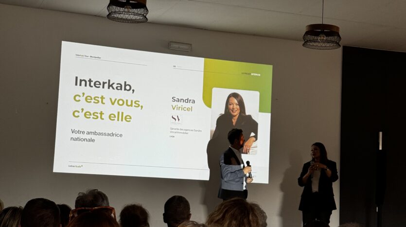 Présentation avec public, écran sur Sandra Viricel, ambassadrice nationale d'Interkab, deux orateurs.