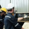 Técnicos especializados revisando equipo industrial en Altavolt, empresa líder en soluciones eléctri.