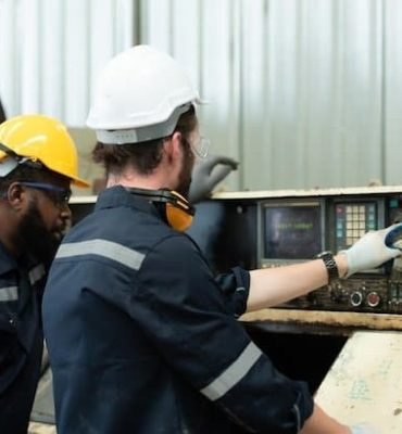 Técnicos especializados revisando equipo industrial en Altavolt, empresa líder en soluciones eléctri.