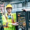 Técnico de mantenimiento en planta industrial con equipo de control y seguridad en entorno de fabric.