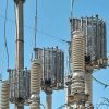 Infraestructura eléctrica de alta tensión con transformadores y cables en exteriores.