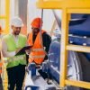 Personal técnico revisando equipo industrial con seguridad.