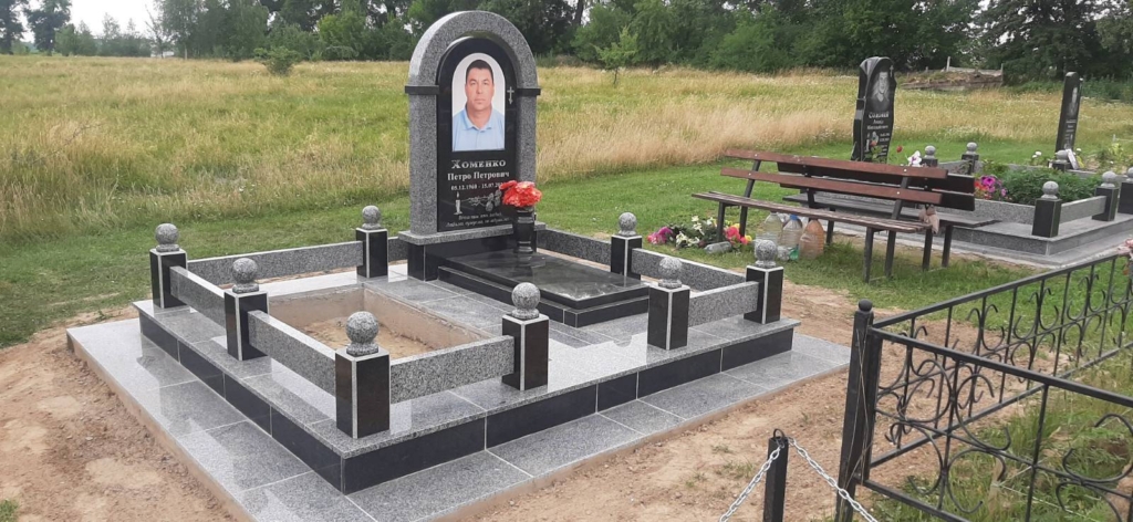 Памятник гранитный № 13