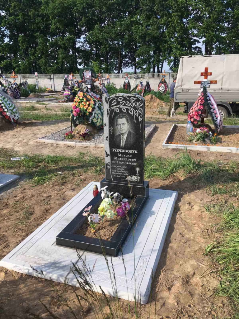 Памятник гранитный № 16