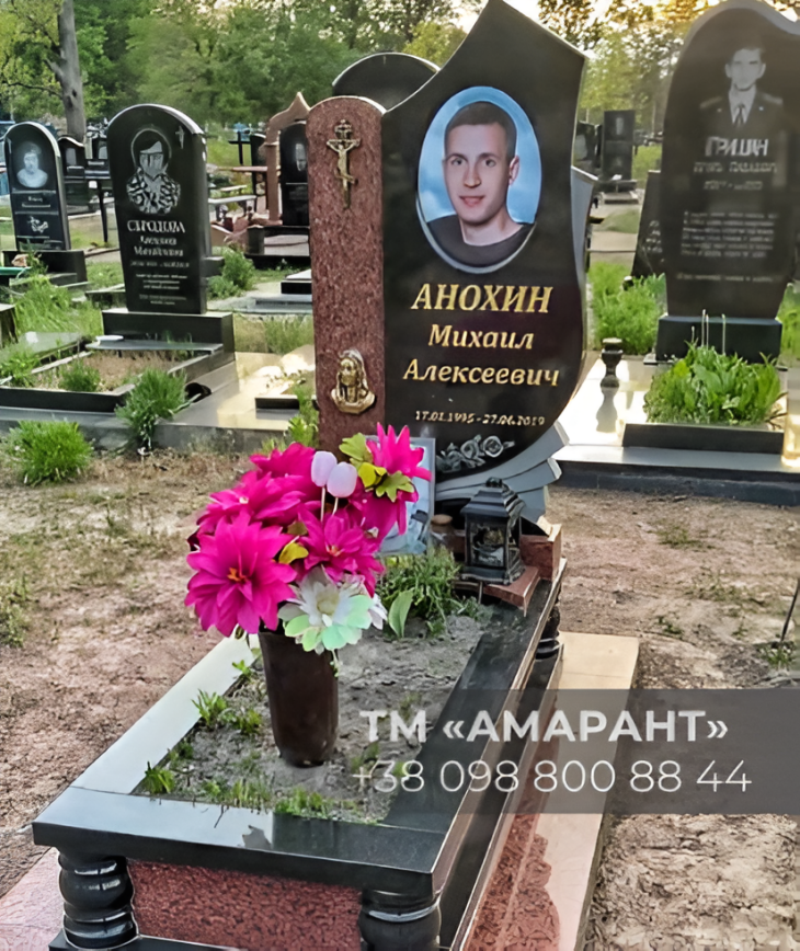 Памятник «АМАРАНТ» из лезниковского гранита с фотокерамикой и лампадой фото