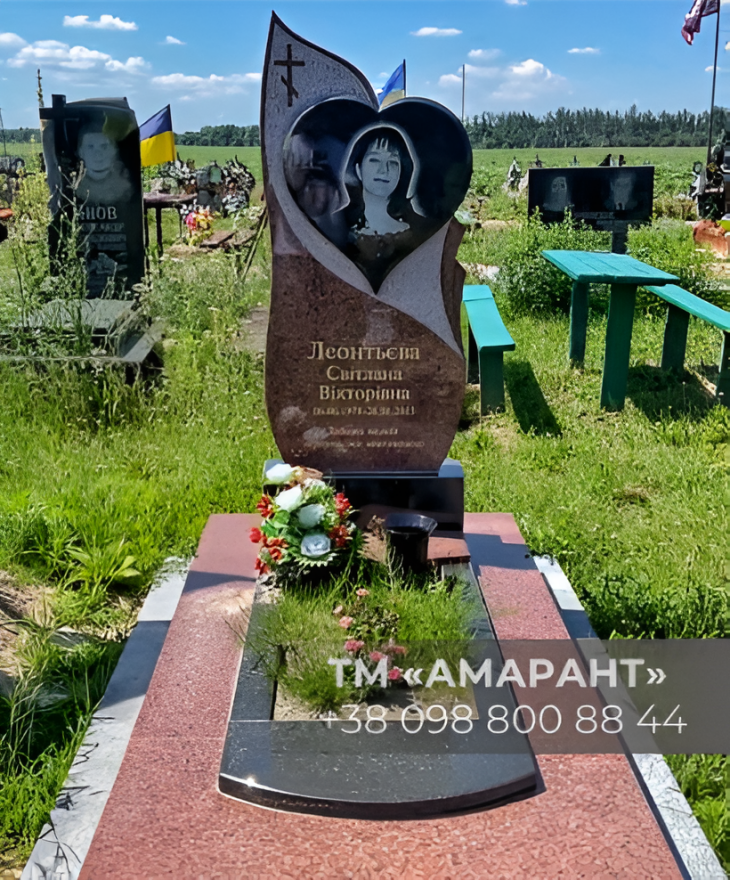 Памятник «АМАРАНТ» из лезниковского и чёрного гранита с фотоовалом в форме сердца фото
