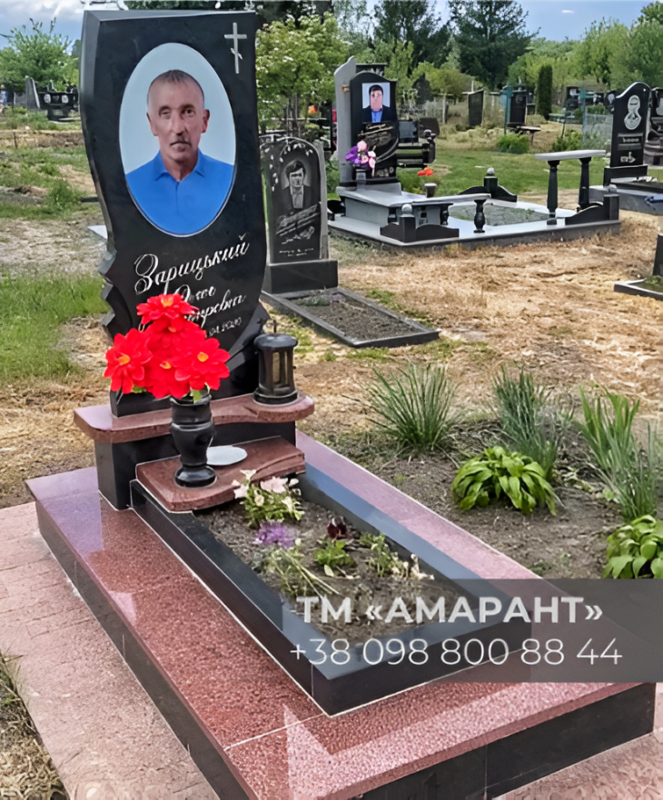 Памятник «АМАРАНТ» из габбро и лезниковского гранита с фотокерамикой и цветником фото