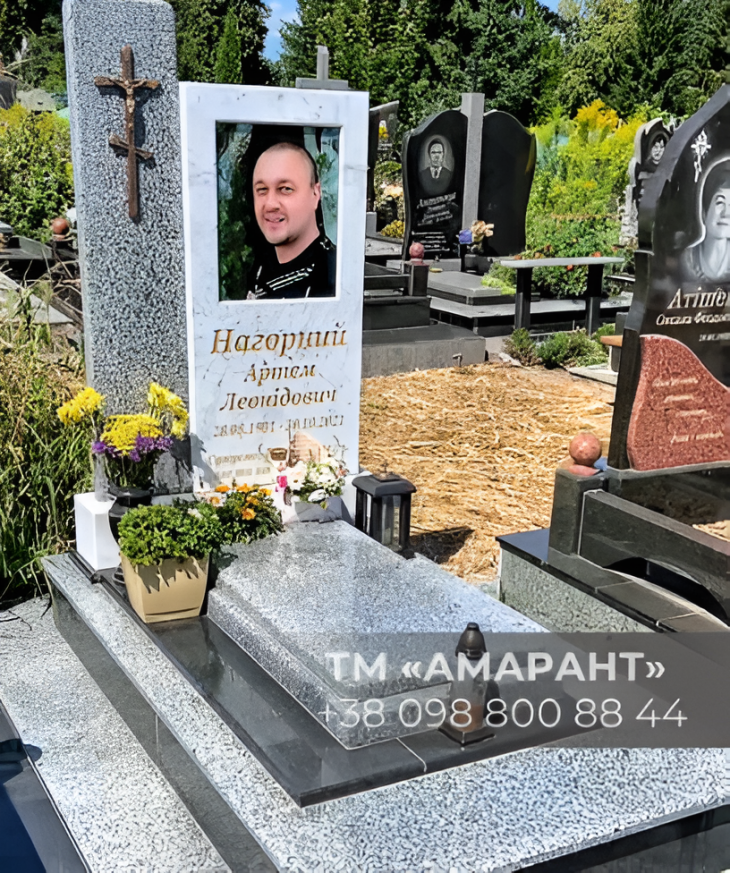 Памятник «АМАРАНТ» из белого гранита с фото на стекле, с крестом и цветником фото