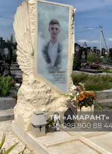 Памятник «АМАРАНТ» с фото на стекле и ангельскими крыльями из натурального камня фото