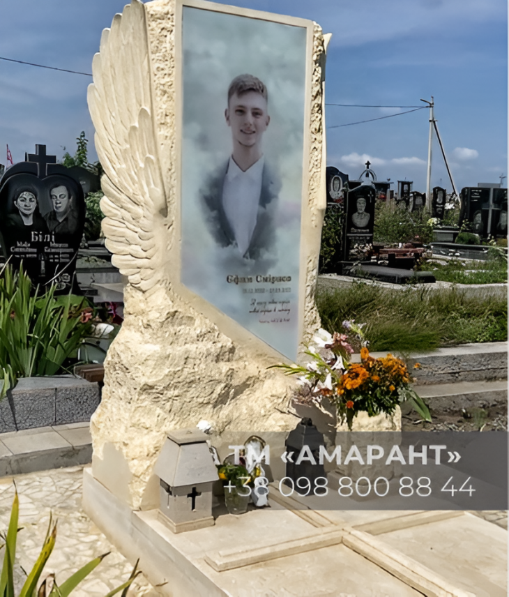 Памятник «АМАРАНТ» с фото на стекле и ангельскими крыльями из натурального камня фото