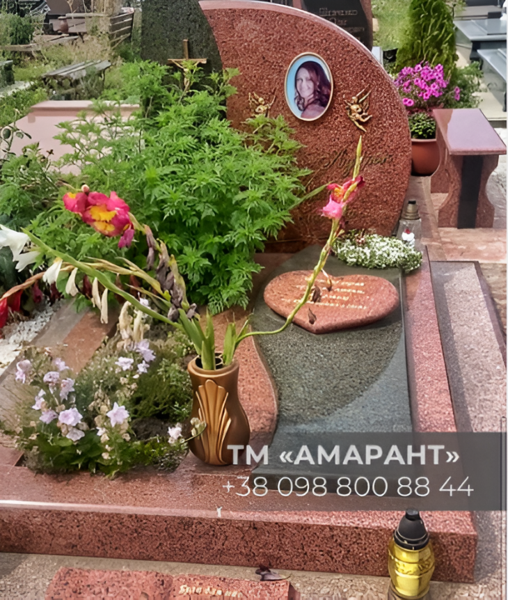 Памятник «АМАРАНТ» из красного гранита с фотокерамикой и сердцем фото