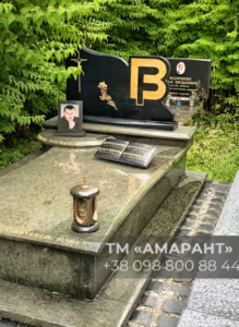 Памятник «АМАРАНТ» из зелёного гранита с табличкой и бронзовой лампадой фото