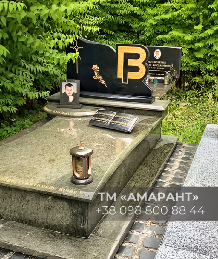 Памятник «АМАРАНТ» из зелёного гранита с табличкой и бронзовой лампадой фото