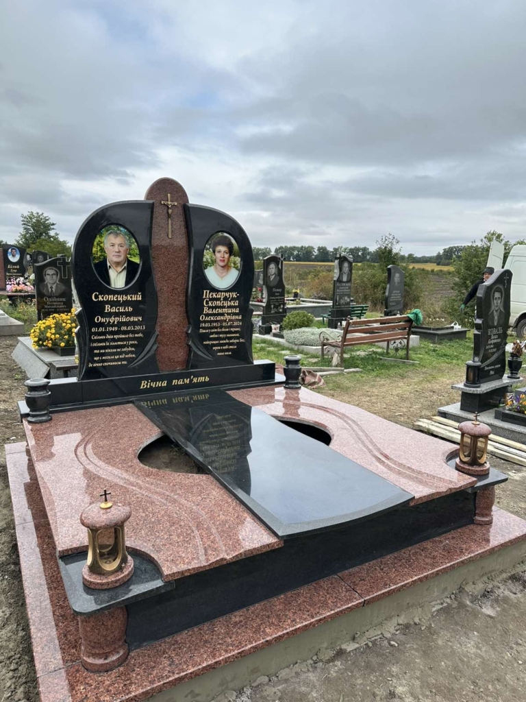 Подвійний гранітний пам'ятник на двох із надгробною плитою та хрестом – меморіальний комплекс із граніту