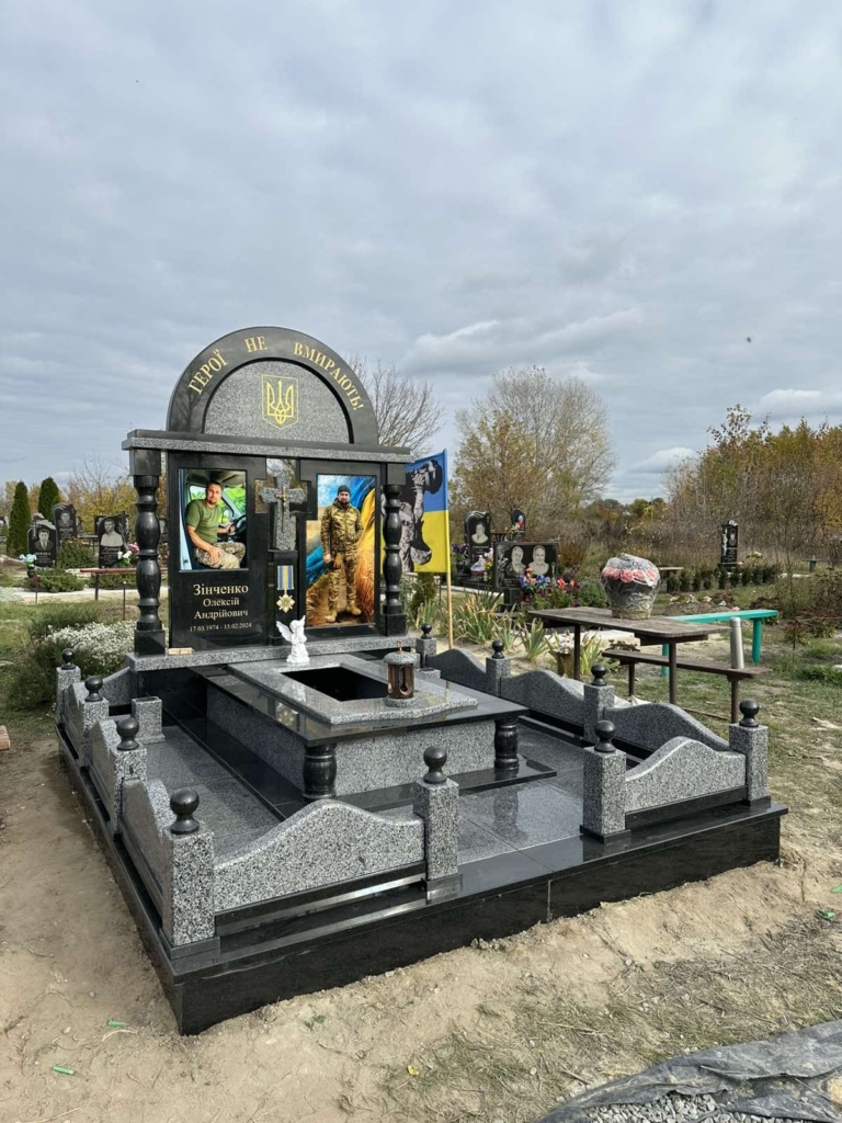 Комплексний пам'ятник із граніту на могилу з портретами та декоративною огорожею