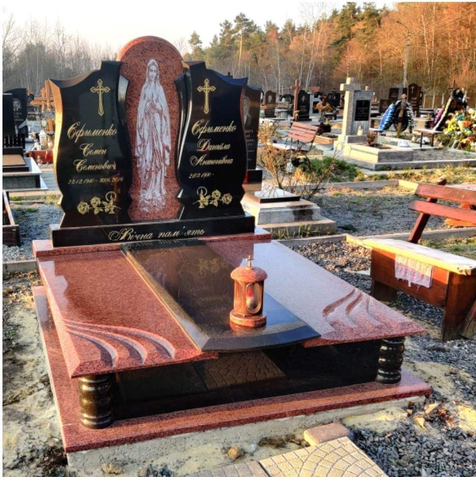 Гранітний подвійний пам'ятник на цвинтарі з хрестом та декоративною стелою