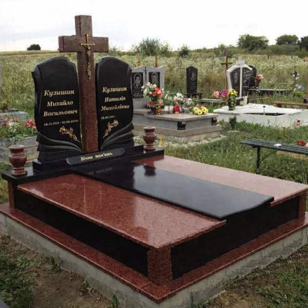 Подвійний гранітний пам'ятник на могилу з хрестом та квітником
