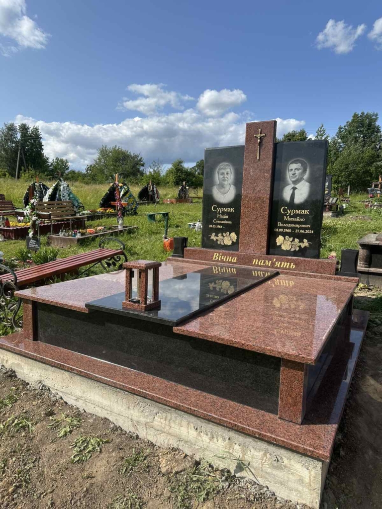 Пам'ятник на двох із граніту з портретами та надгробною плитою – подвійний гранітний меморіал