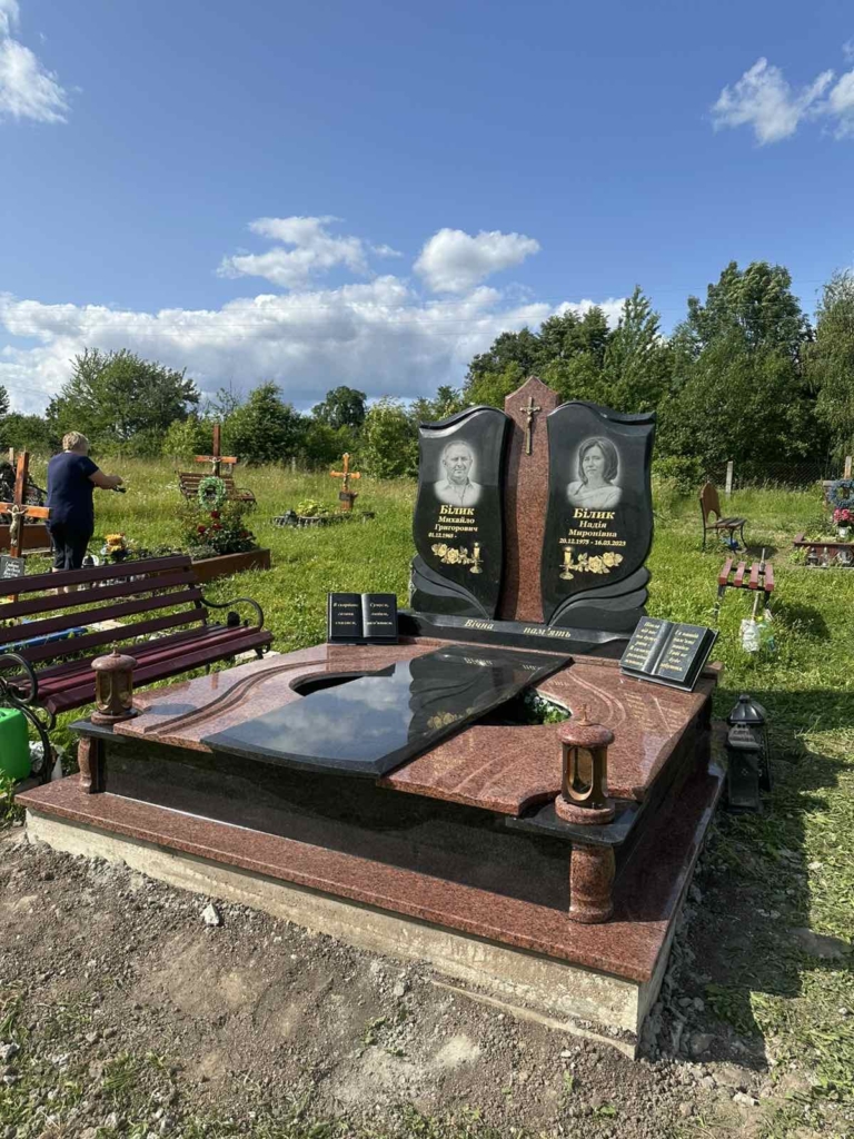Меморіальний комплекс із граніту на двох — подвійний пам'ятник із портретами та хрестом