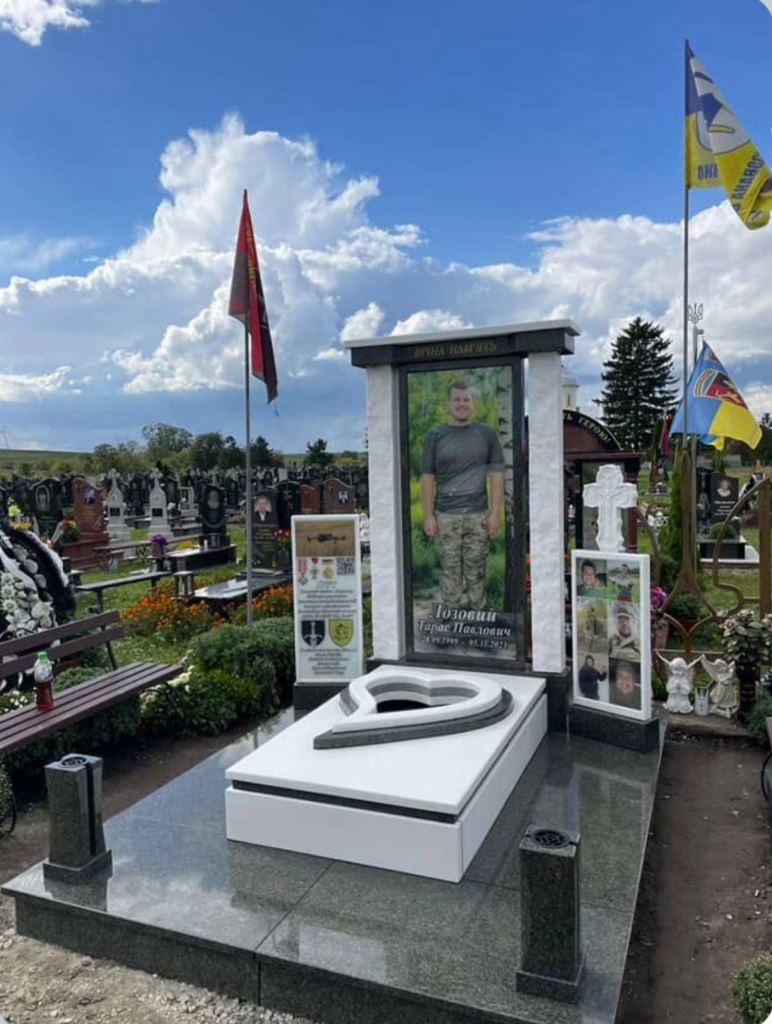 Гранітний комплексний пам'ятник на цвинтарі з фотопортретом та декоративною плитою
