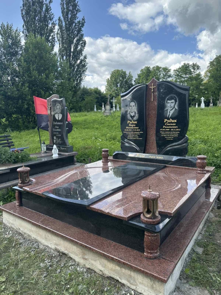 Сімейний надгробок із граніту на цвинтарі з подвійною стелою