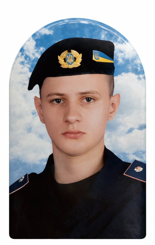 Фото на пам'ятник з керамограніту, портрет чоловіка у військовій формі, арка