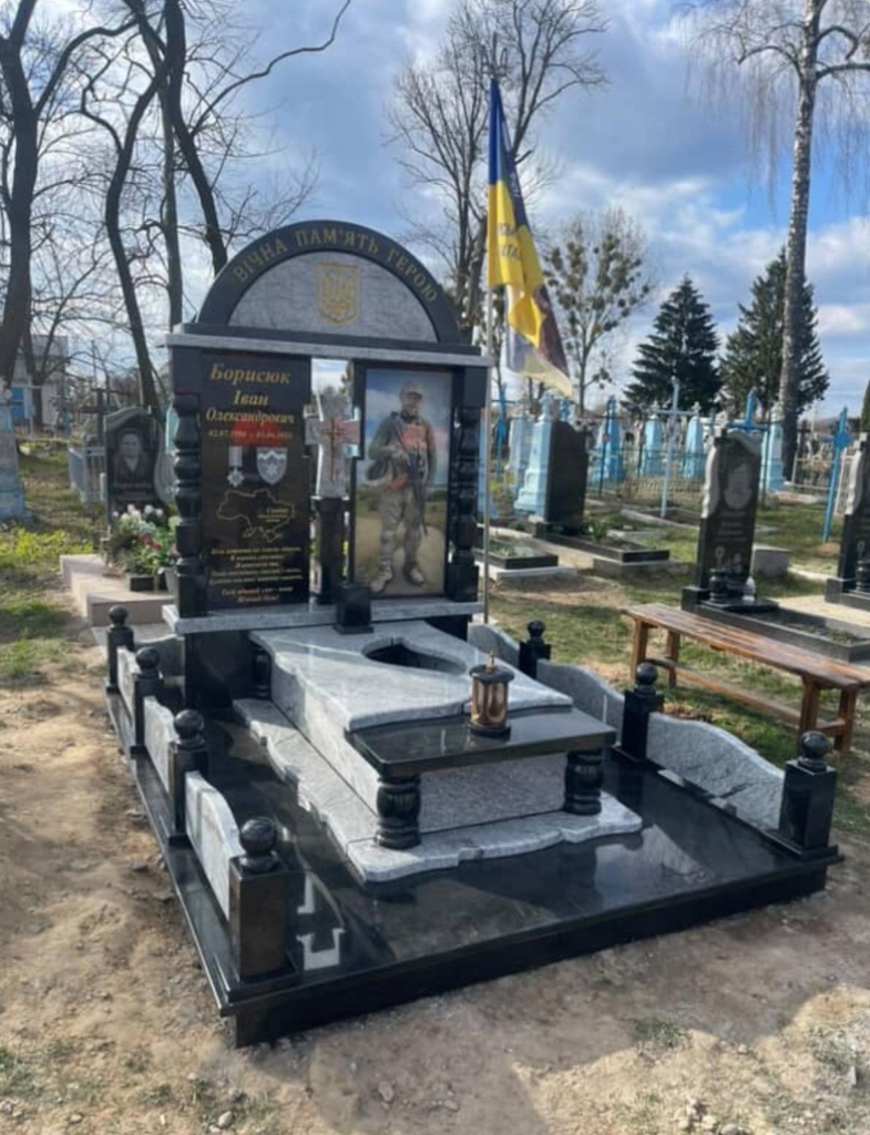 Гранитный памятник на могилу с аркой, портретом на стекле и гранитным ограждением