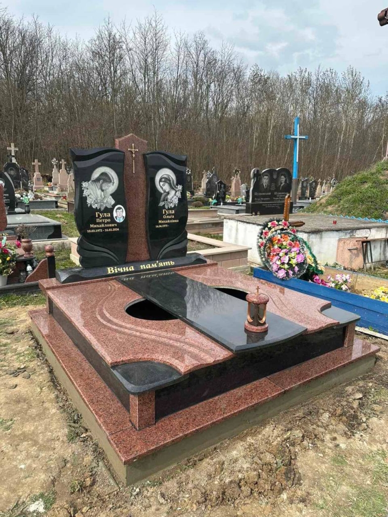 Гранітний меморіальний комплекс на двох — подвійний надгробок із чорного та червоного граніту.