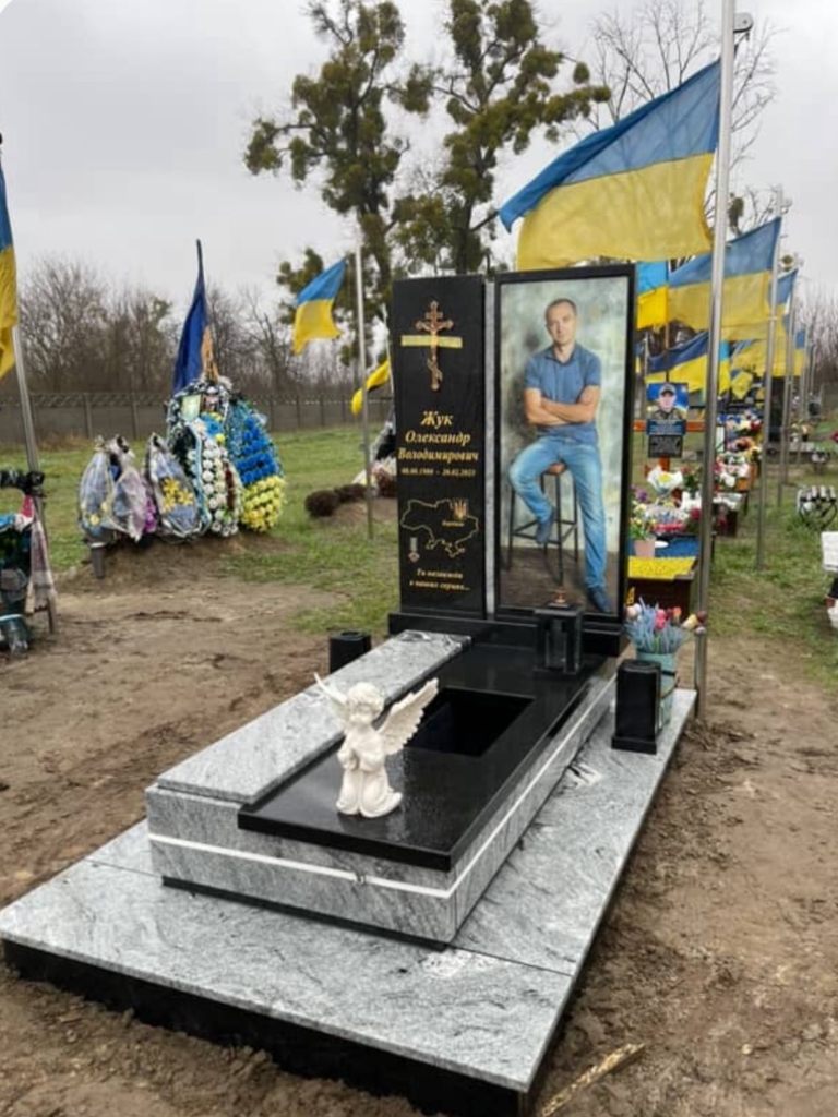 Надгробний меморіальний комплекс із граніту з портретом та декоративною плитою