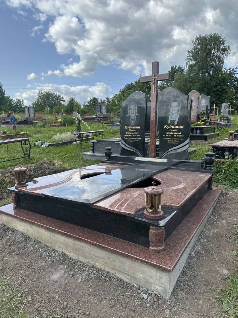 Пам'ятник на двох із натурального граніту з хрестом та гравіюванням портретів.