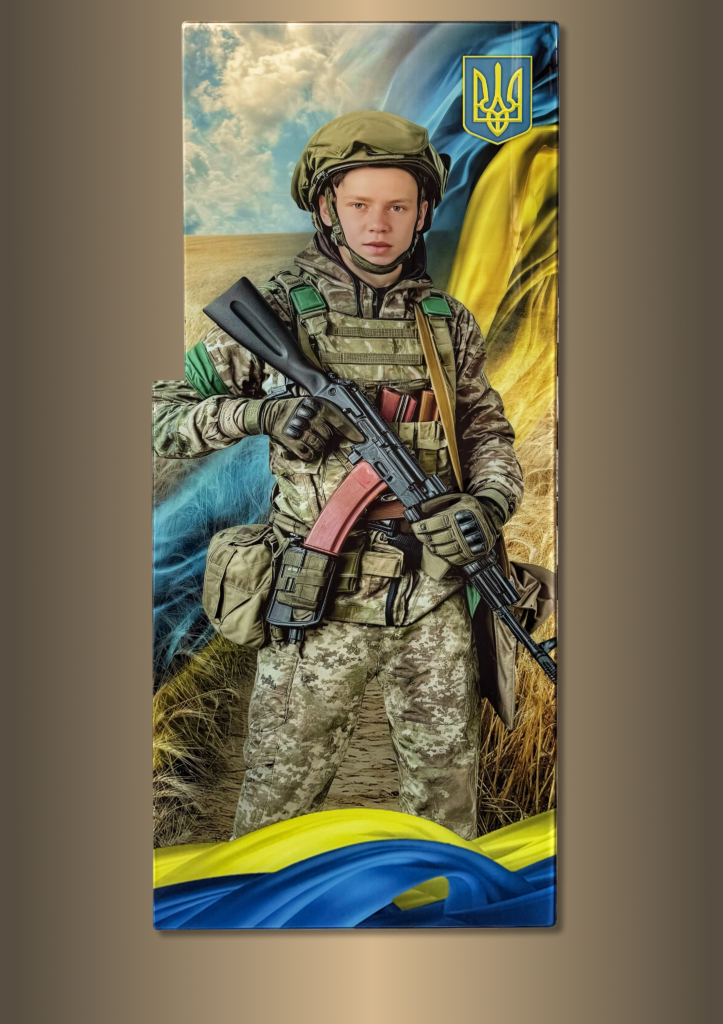 Портрет на пам’ятник на фотосклі український солдат з тризубом і прапором