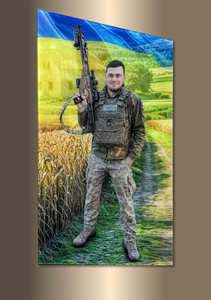 Фото на пам'ятник військовому ЗСУ на фотосклі з патріотичним прапором України