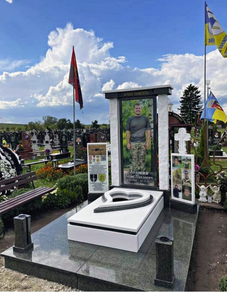Великий меморіальний комплекс із граніту з фото на склі